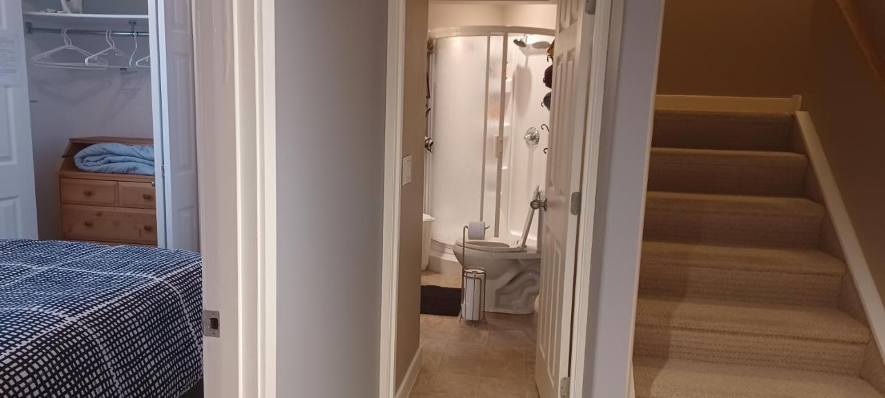 680 Sq Ft Private Space With Ensuite Bathroom Calgary Bagian luar foto