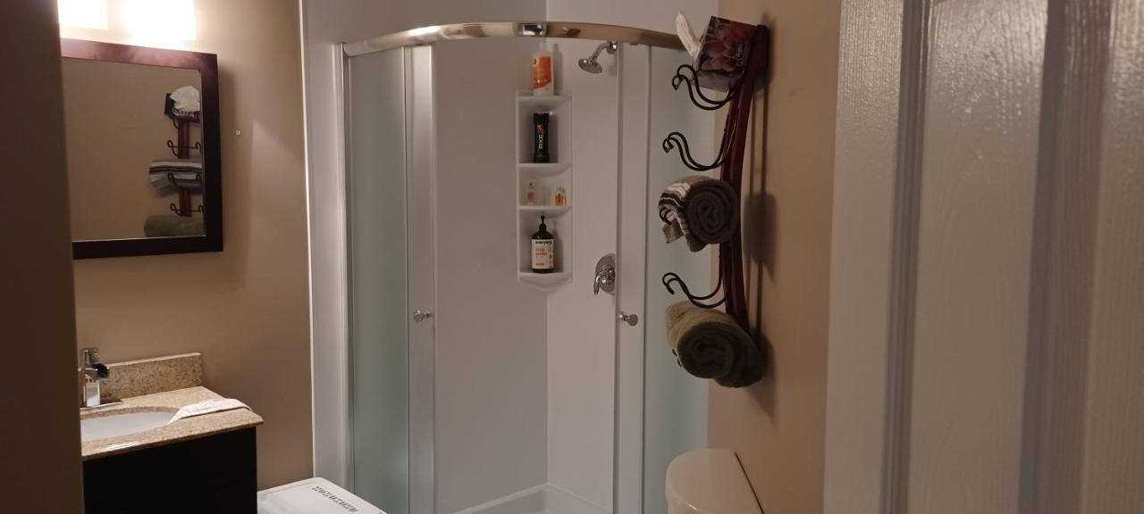 680 Sq Ft Private Space With Ensuite Bathroom Calgary Bagian luar foto